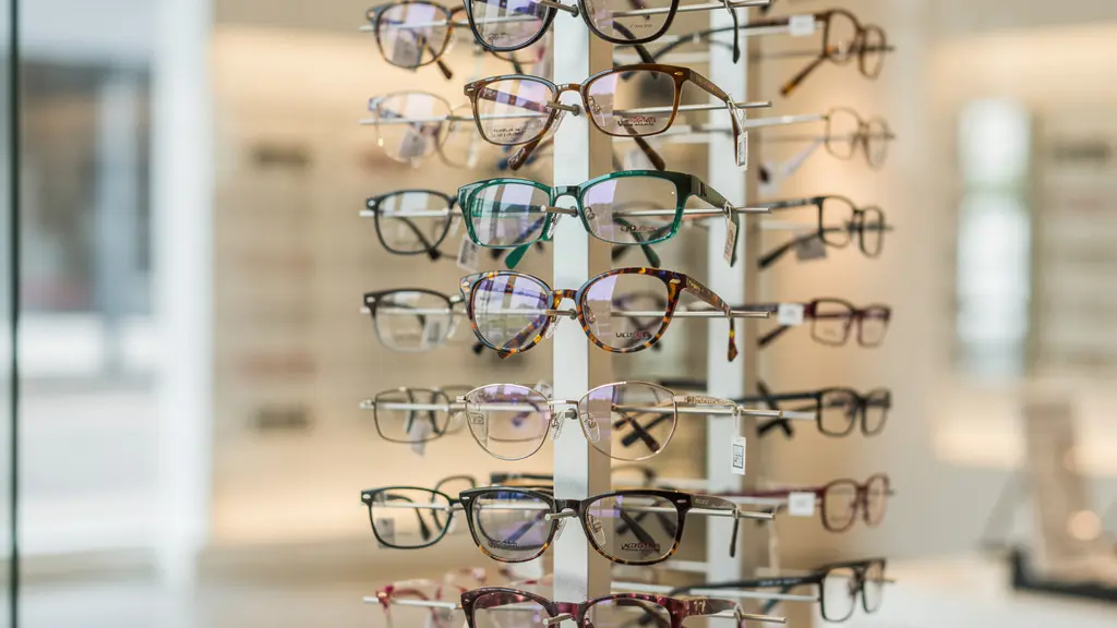 Présentoir de montures optiques montrant la diversité des choix classe A et classe B